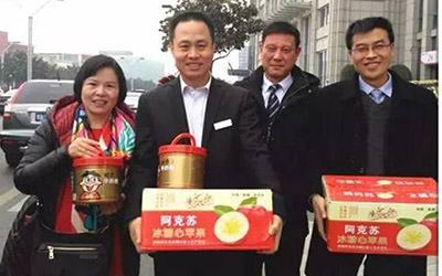 英国上市公司365物业节前走访项目送祝福