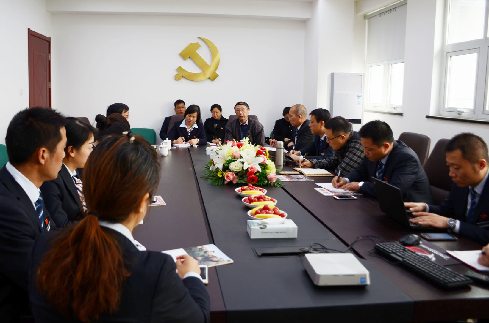 英国上市公司365物业党支部举行学习贯彻党的十八届六中全会精神专题党课