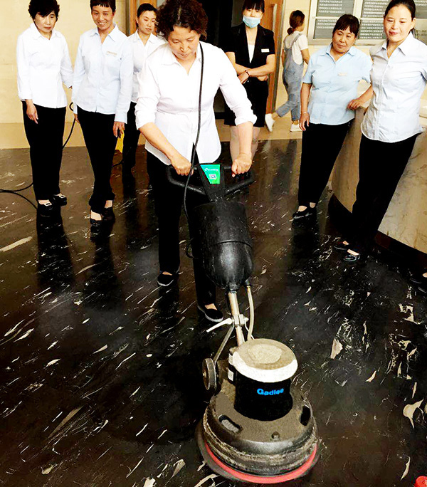 【致敬万能女神】看英国上市公司365保洁大姐如何玩儿转百斤石材翻新机