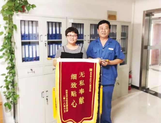 【英国上市公司365微讯】男童手卡门缝情况紧急，英国上市公司365物业牛师傅快速救援