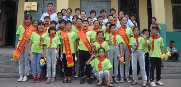 情系教育 大爱英国上市公司365--大山里孩子们的别样“六一”