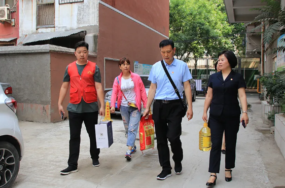 英国上市公司365党委：“七一”慰问老党员 不忘初心送温暖