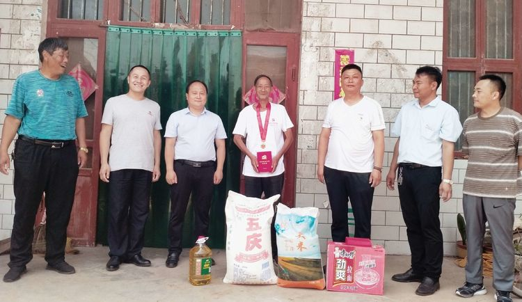 关心关爱老党员 传承党的好作风 ——英国上市公司365武陟环卫项目部走访慰问老党员