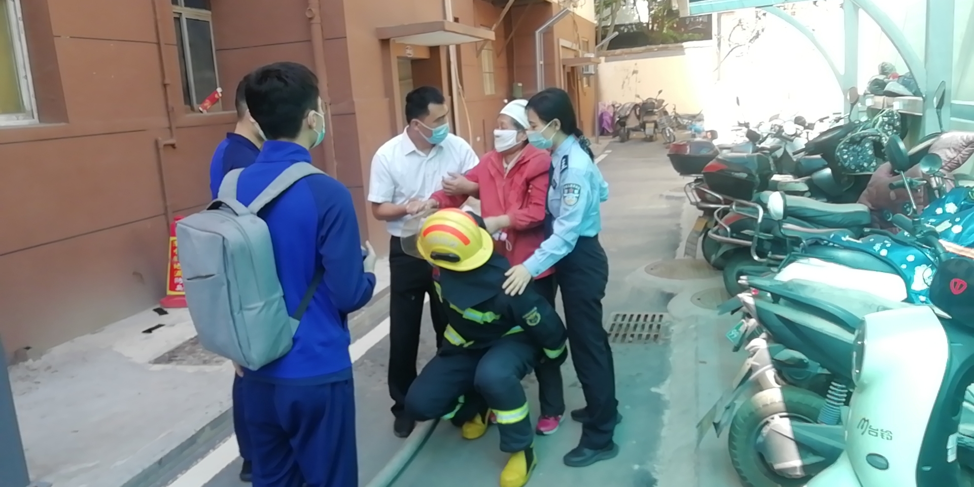 抗疫中的英国上市公司365力量丨核酸检测时突遇火情 英国上市公司365员工及时救火化险为夷！