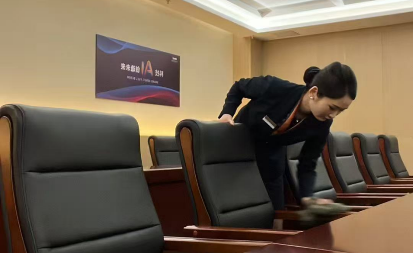 用“英国上市公司365形象”，绘就节日最美的劳动画卷