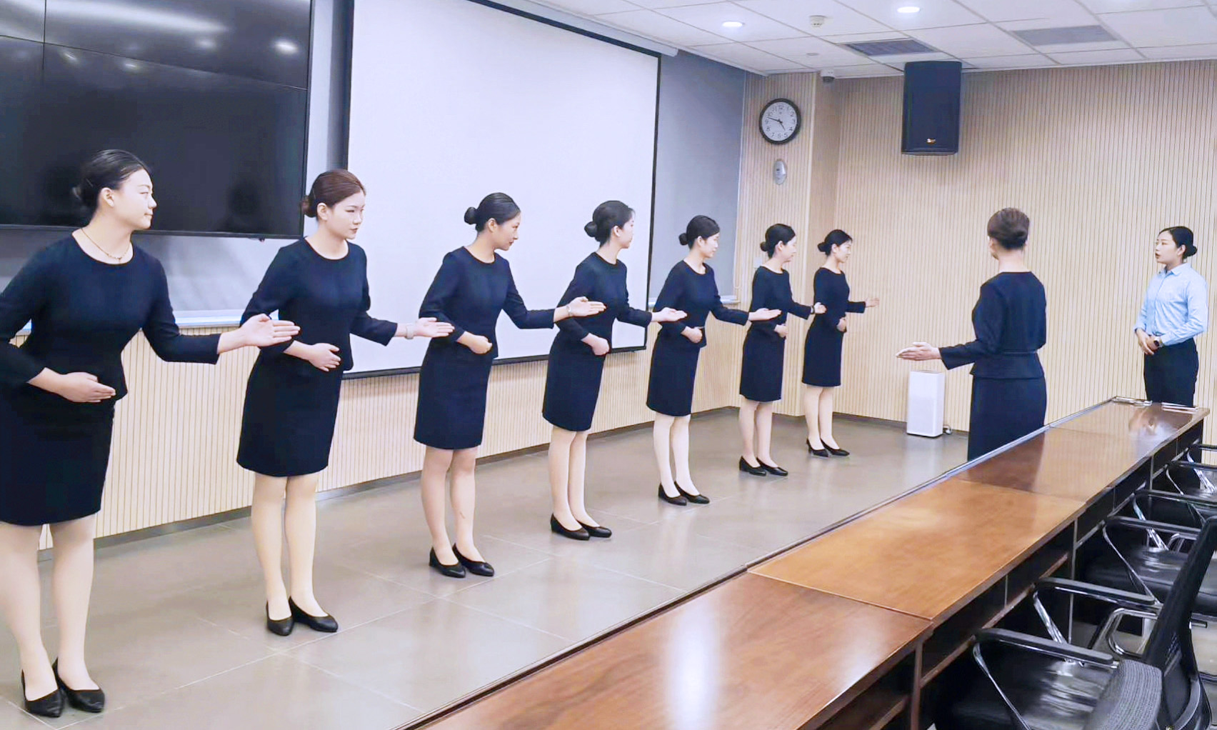 以礼仪之美，展文明之韵|英国上市公司365服务交通银行项目开展会服礼仪培训